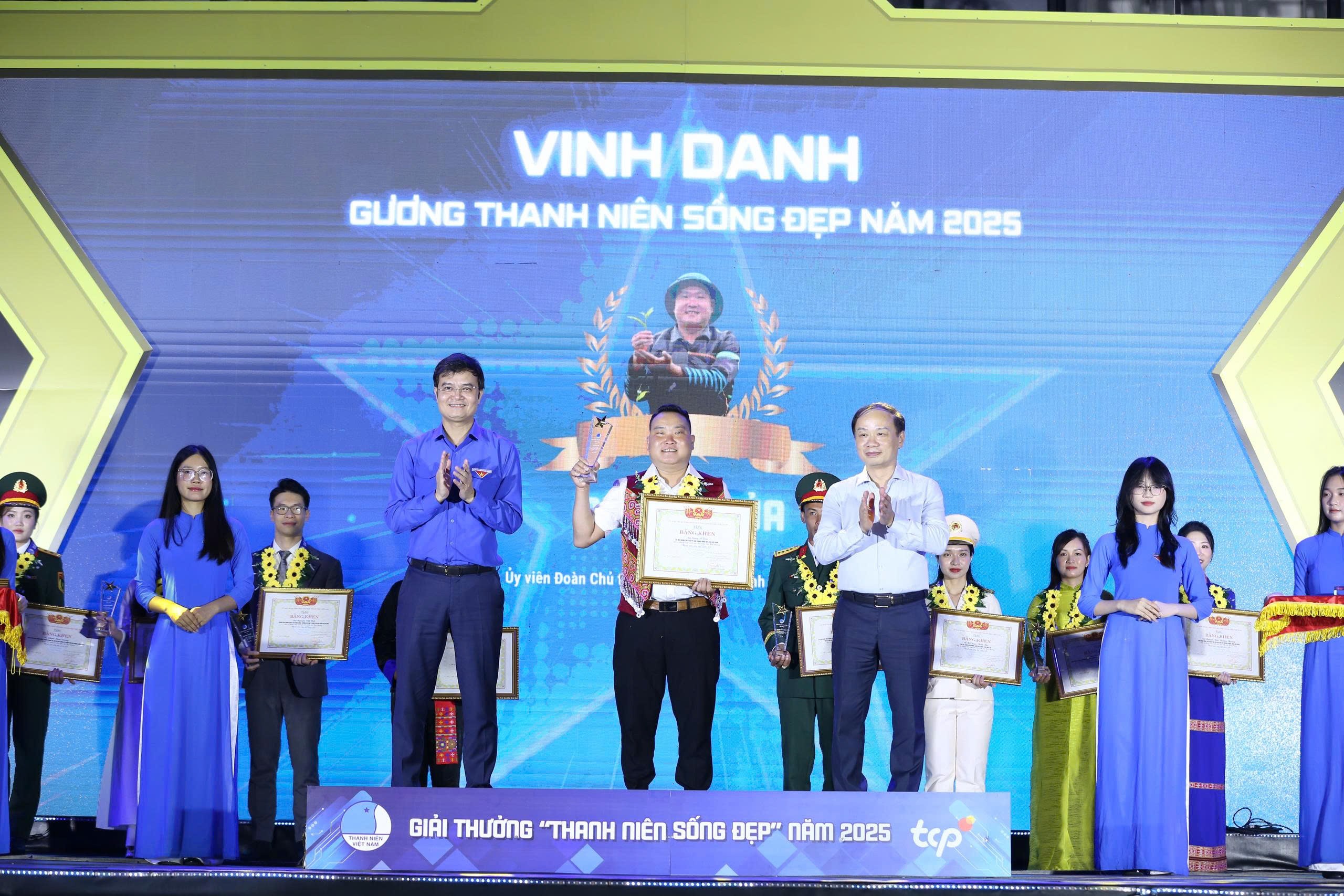 ton-vinh-20-guong-mat-thanh-nien-song-dep-nam-2025-lan-toa-gia-tri-nhan-van-va-khat-vong-cong-hien-dulichvnnet-2-1760295312.jpg