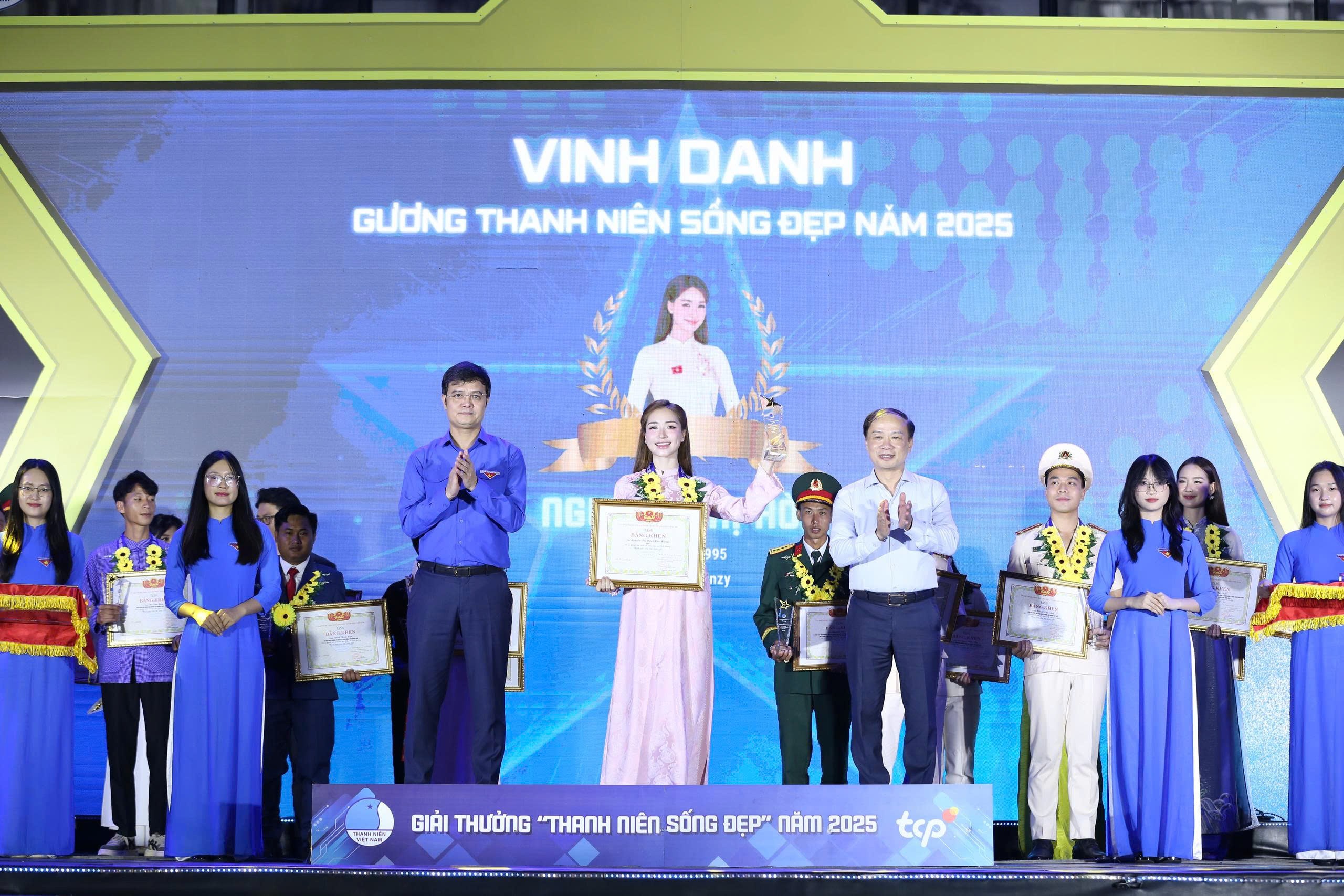 ton-vinh-20-guong-mat-thanh-nien-song-dep-nam-2025-lan-toa-gia-tri-nhan-van-va-khat-vong-cong-hien-dulichvnnet-3-1760295312.jpg