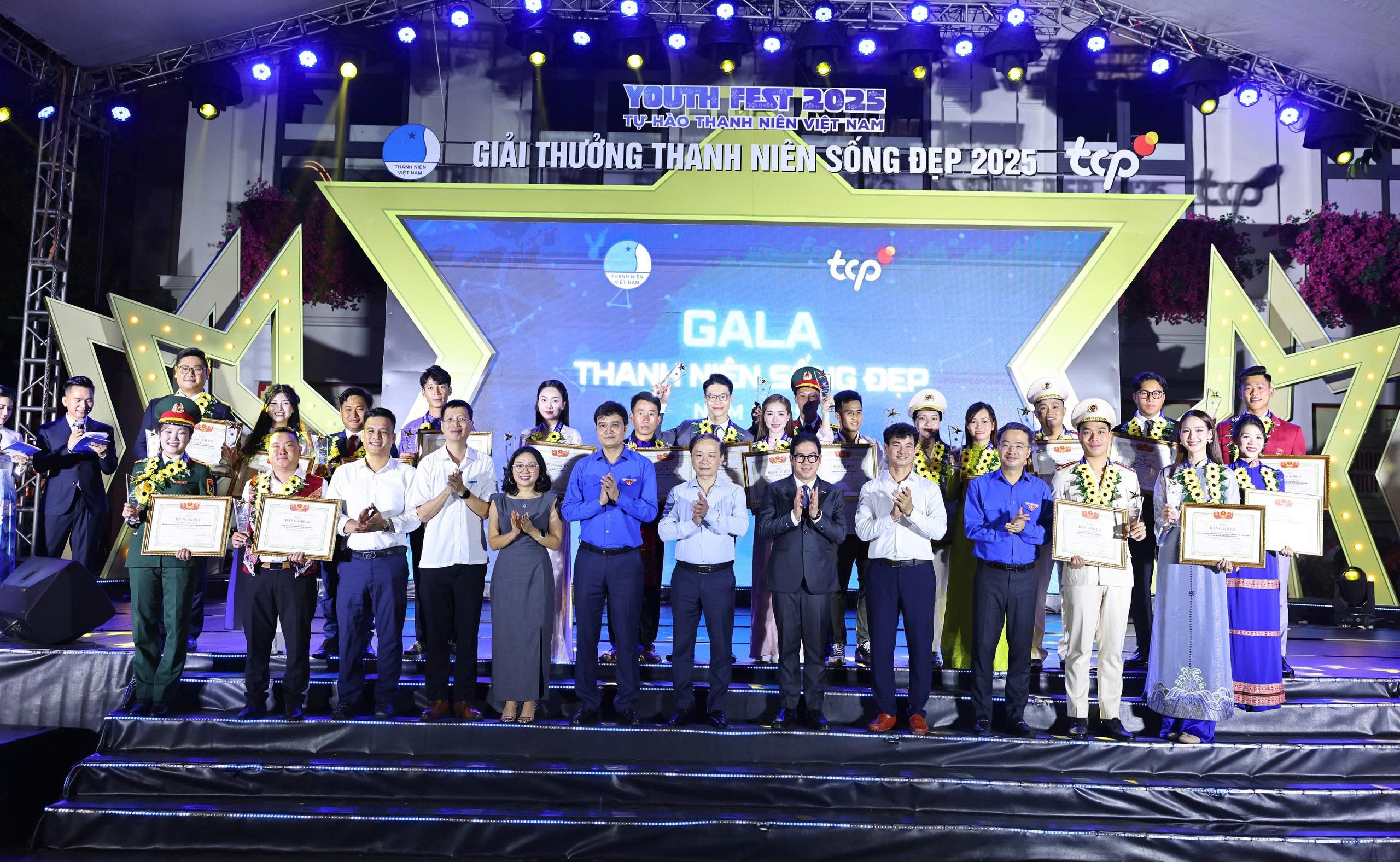 ton-vinh-20-guong-mat-thanh-nien-song-dep-nam-2025-lan-toa-gia-tri-nhan-van-va-khat-vong-cong-hien-dulichvnnet-6-1760295477.jpg