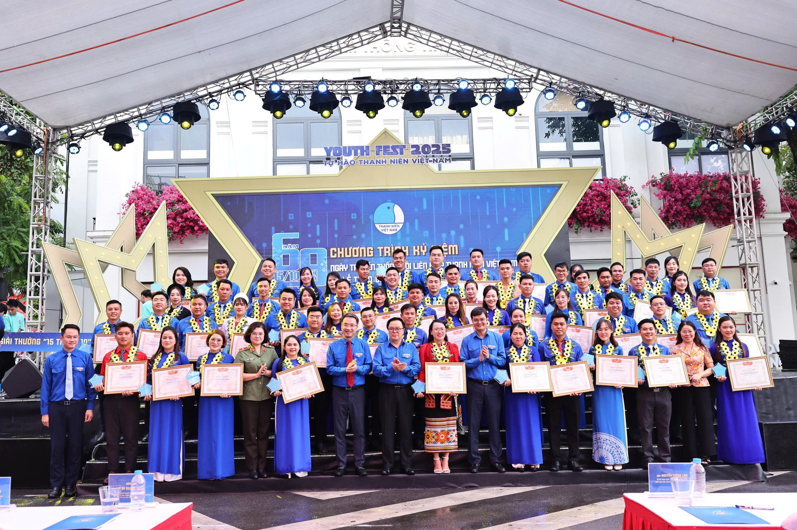 tuoi-tre-viet-nam-viet-tiep-hanh-trinh-toi-yeu-to-quoc-toi-dulichvnnet-1-1760292103.jpg