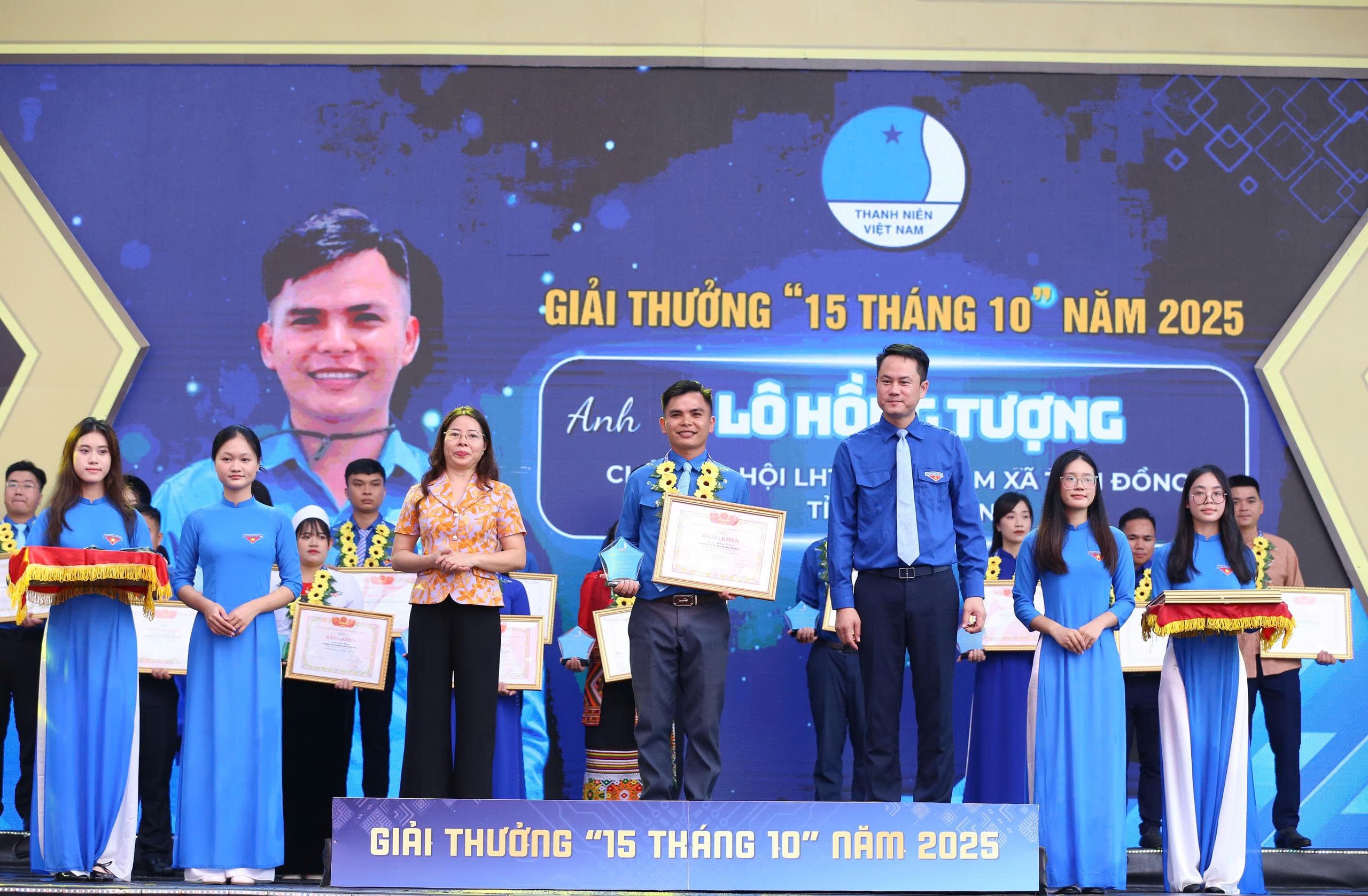 tuoi-tre-viet-nam-viet-tiep-hanh-trinh-toi-yeu-to-quoc-toi-dulichvnnet-2-1760291819.jpg