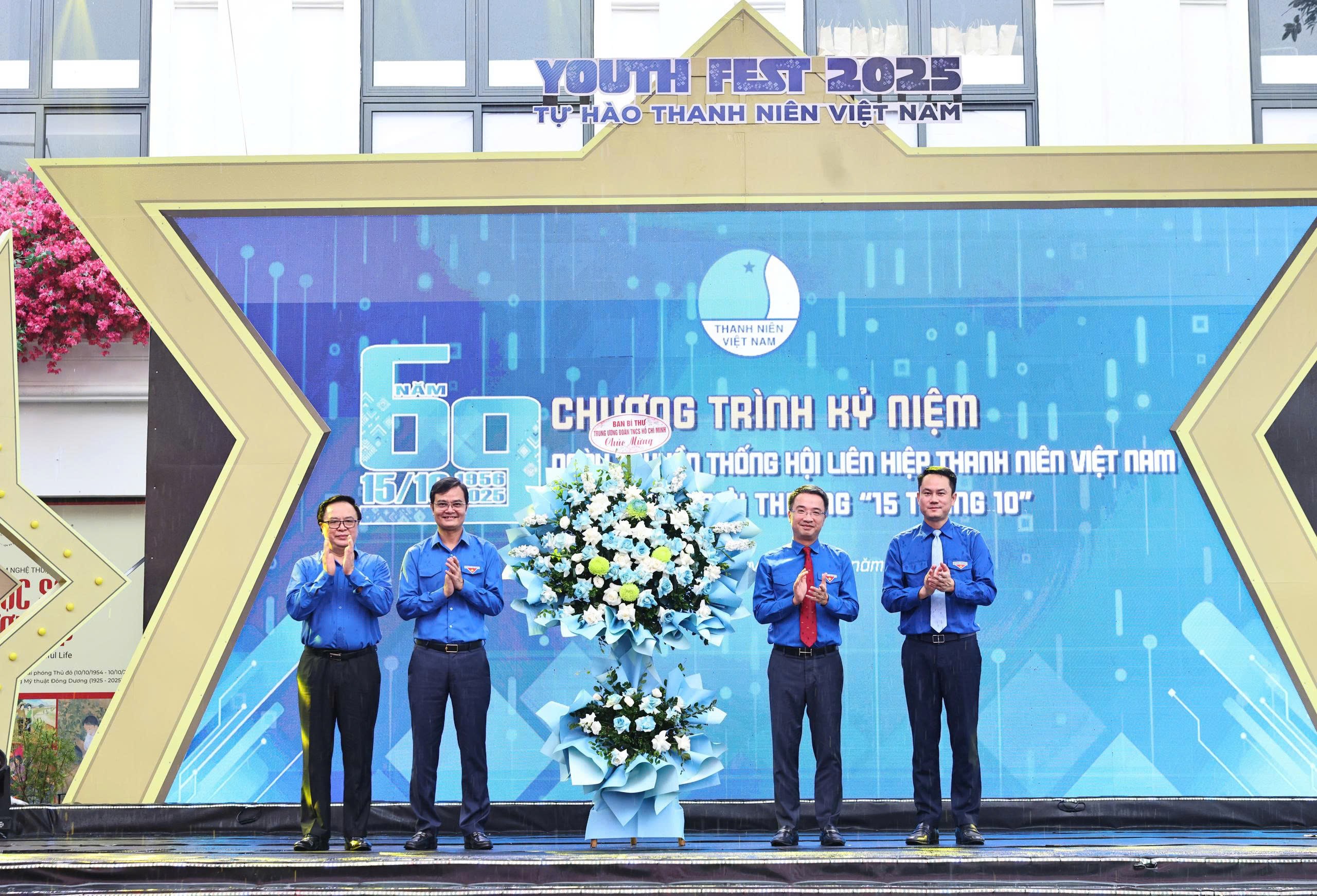 tuoi-tre-viet-nam-viet-tiep-hanh-trinh-toi-yeu-to-quoc-toi-dulichvnnet-22-1760291925.jpg