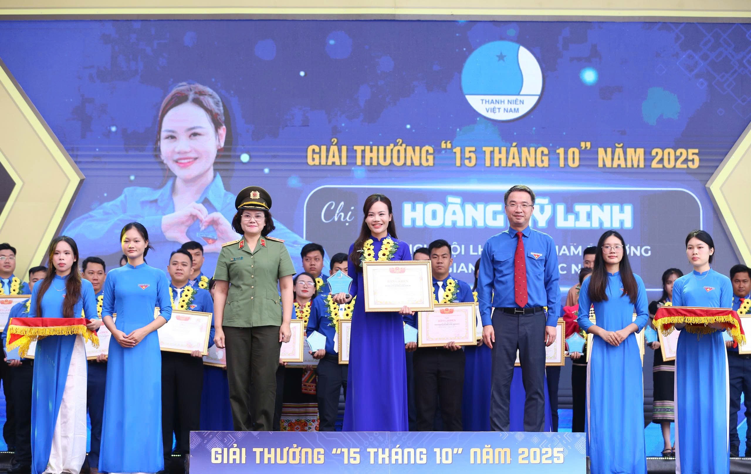 tuoi-tre-viet-nam-viet-tiep-hanh-trinh-toi-yeu-to-quoc-toi-dulichvnnet-3-1760291819.jpg