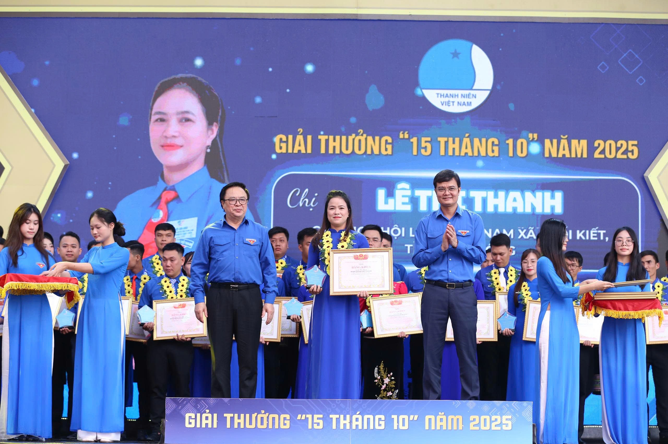 tuoi-tre-viet-nam-viet-tiep-hanh-trinh-toi-yeu-to-quoc-toi-dulichvnnet-5-1760291826.jpg