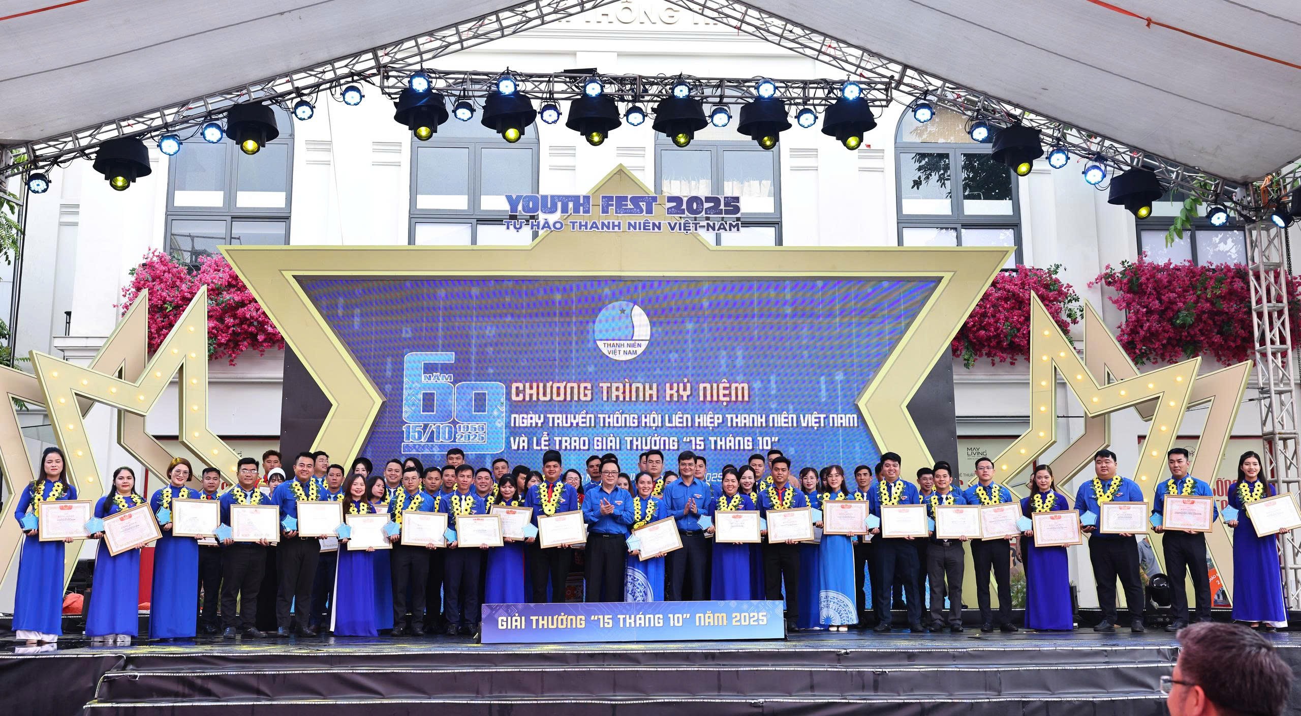 tuoi-tre-viet-nam-viet-tiep-hanh-trinh-toi-yeu-to-quoc-toi-dulichvnnet-7-1760292103.jpg