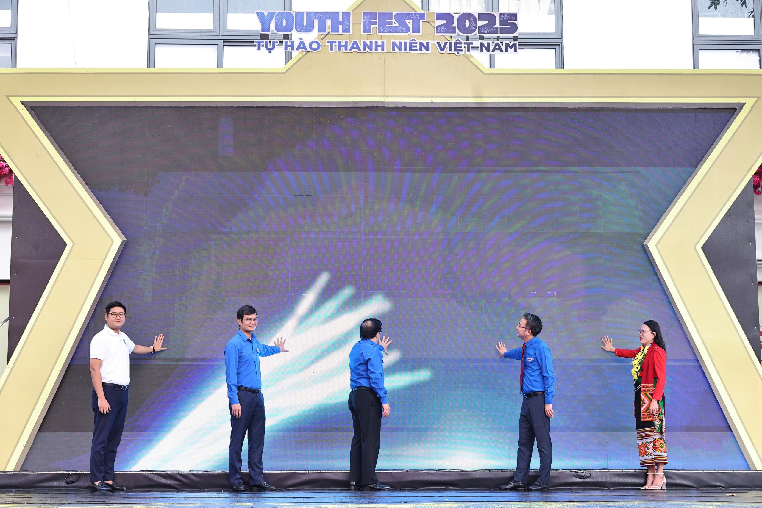 tuoi-tre-viet-nam-viet-tiep-hanh-trinh-toi-yeu-to-quoc-toi-dulichvnnet-8-1760292103.jpg