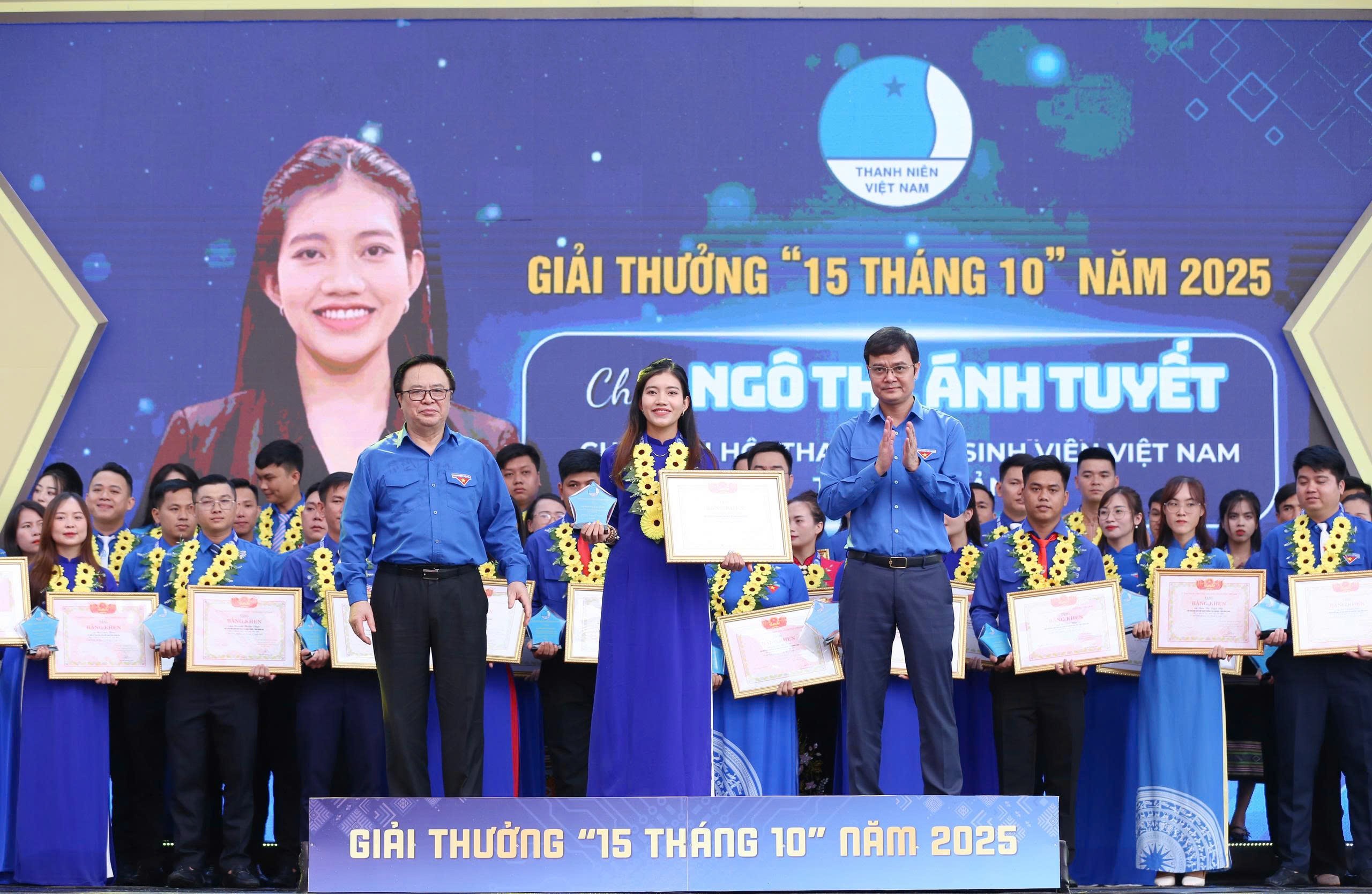 tuoi-tre-viet-nam-viet-tiep-hanh-trinh-toi-yeu-to-quoc-toi-dulichvnnetvn-1760291819.jpg