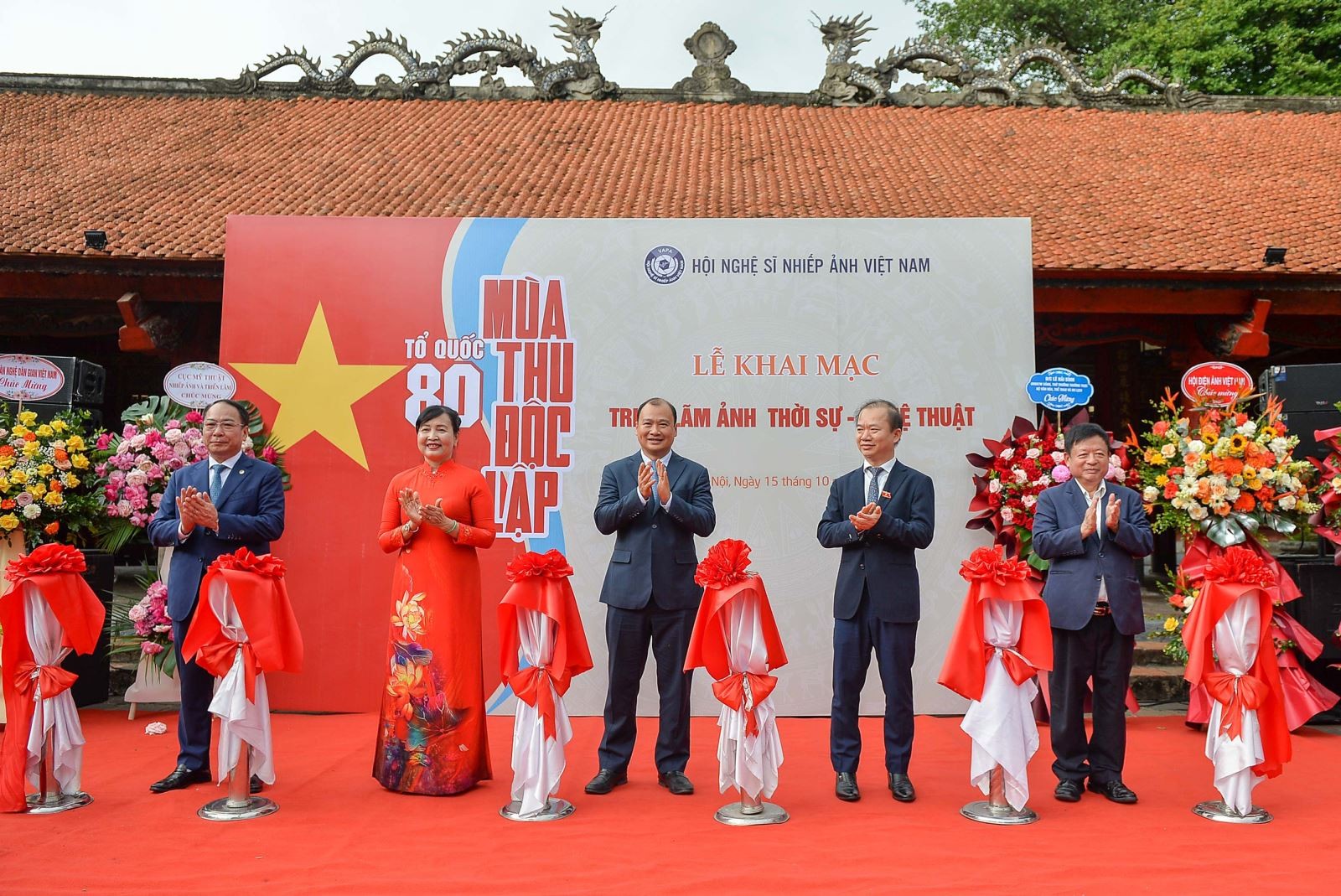 trien-lam-anh-to-quoc-80-mua-thu-doc-lap-ban-hung-ca-bang-hinh-anh-ve-viet-nam-qua-tam-thap-ky-dulichvnnetvn-1760614042.jpg