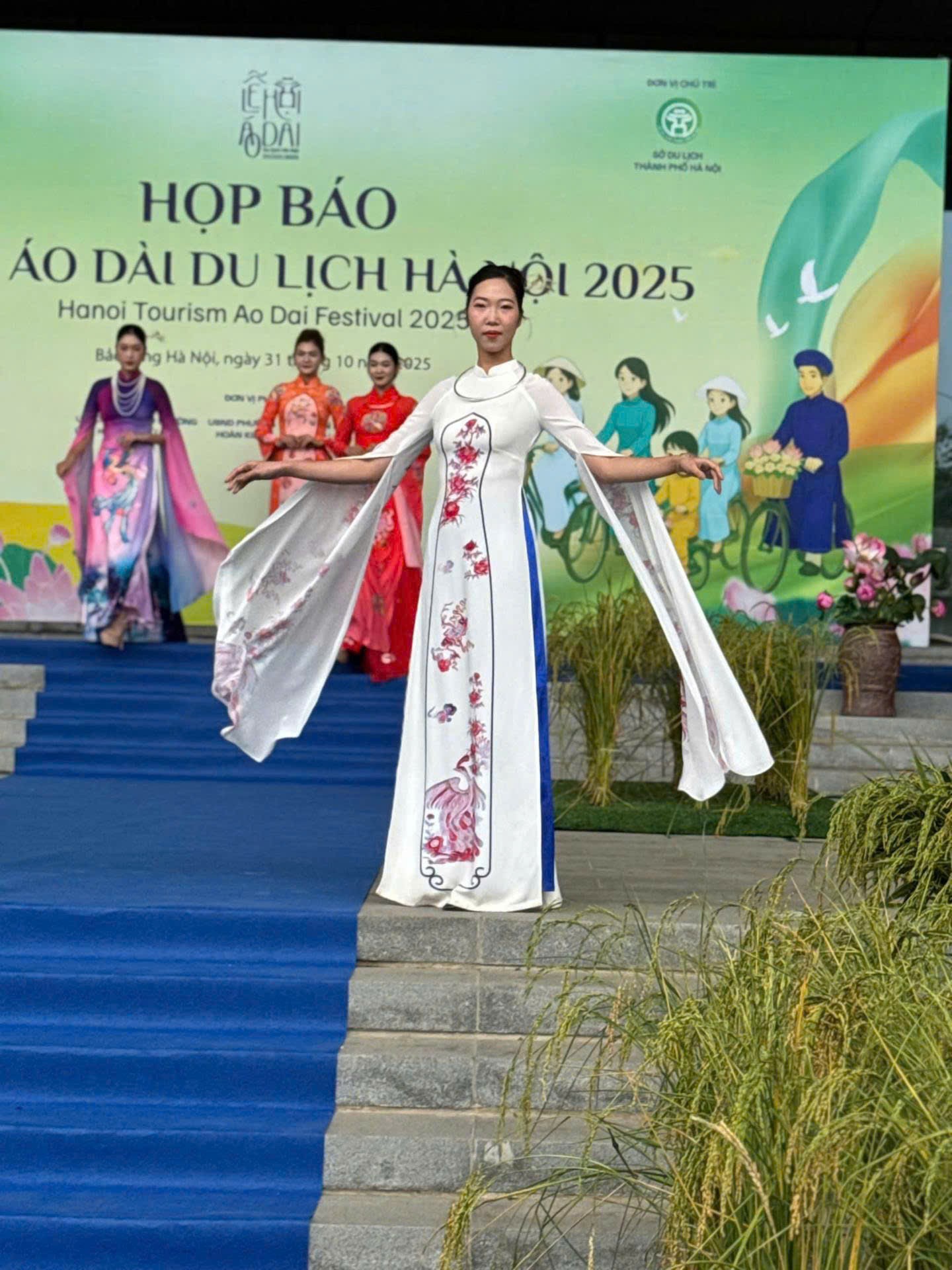 le-hoi-ao-dai-du-lich-ha-noi-2025-toa-sang-tinh-hoa-di-san-viet-dulichvnnet-4-1761992036.jpg