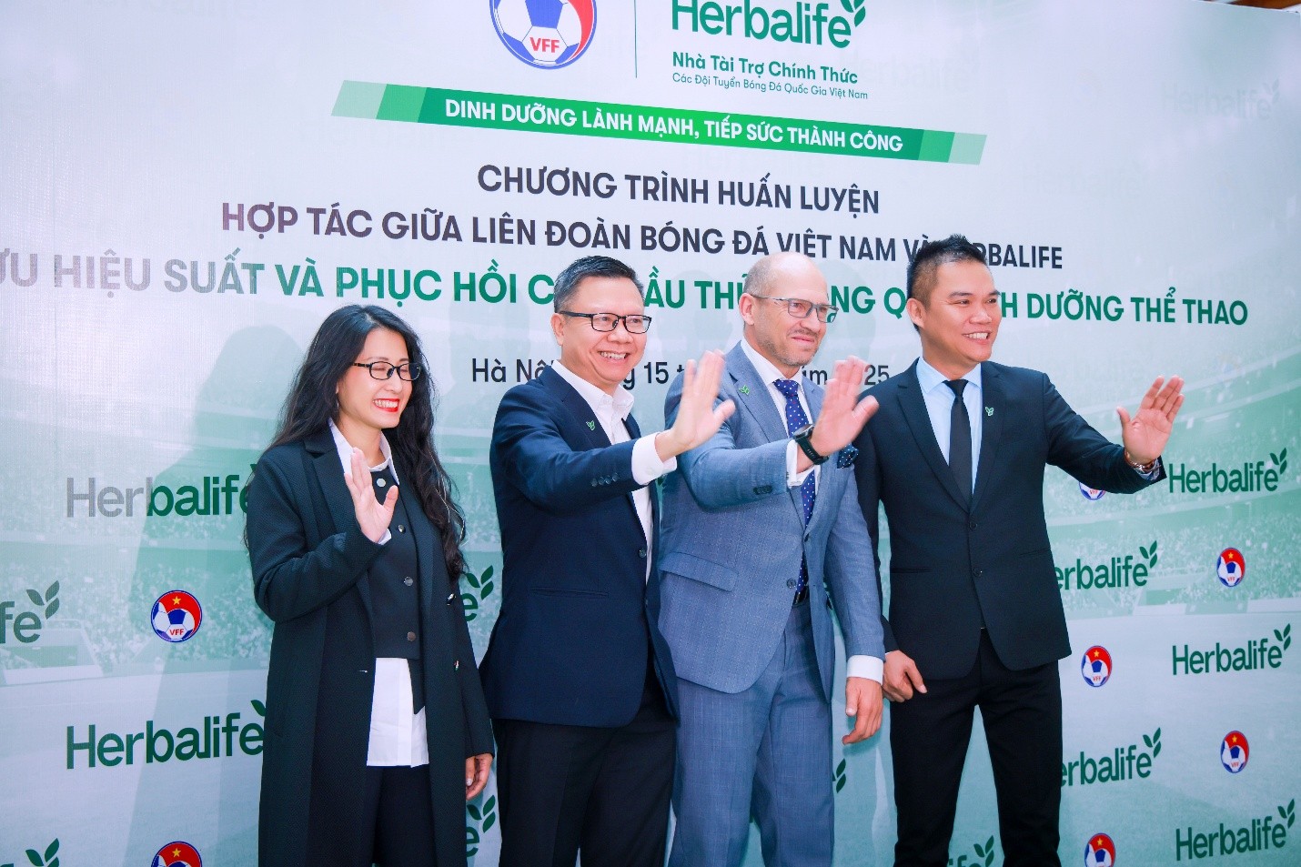 herbalife-viet-nam-va-ldbdvn-nang-chuan-dinh-duong-the-thao-cho-bong-da-viet-nam-4-dulichvnnetvn-1763460864.jpg