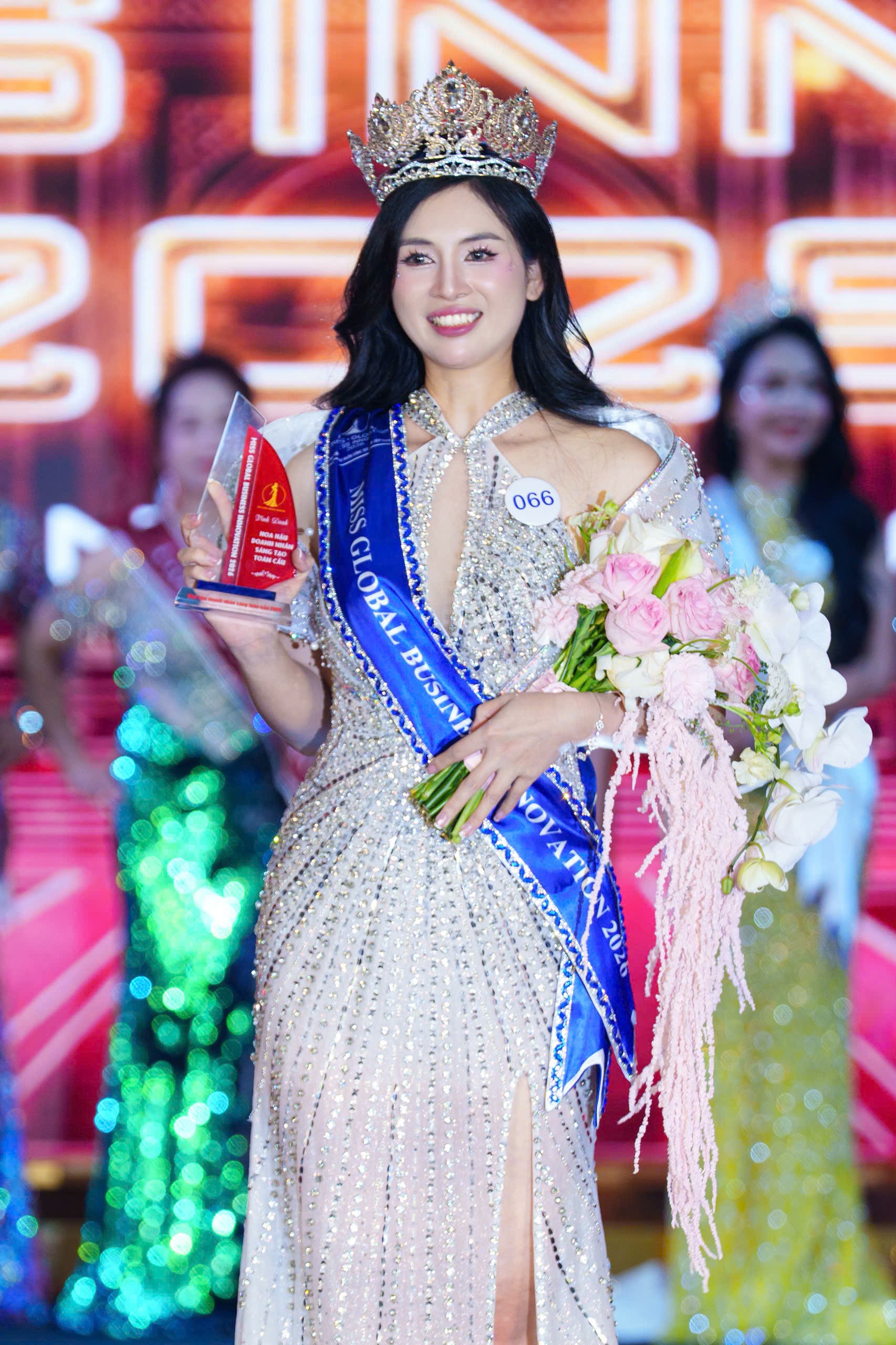 tran-thi-thanh-tam-dang-quang-miss-global-business-innovation-2026-dulichgiaitri-2-1777226661.jpg