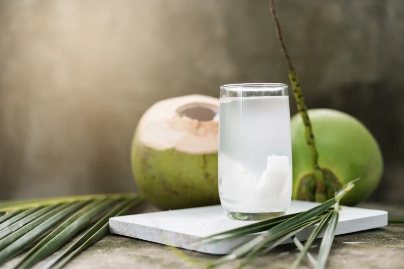 Uống nước dừa đúng cách để tốt cho sức khỏe mùa du lịch hè