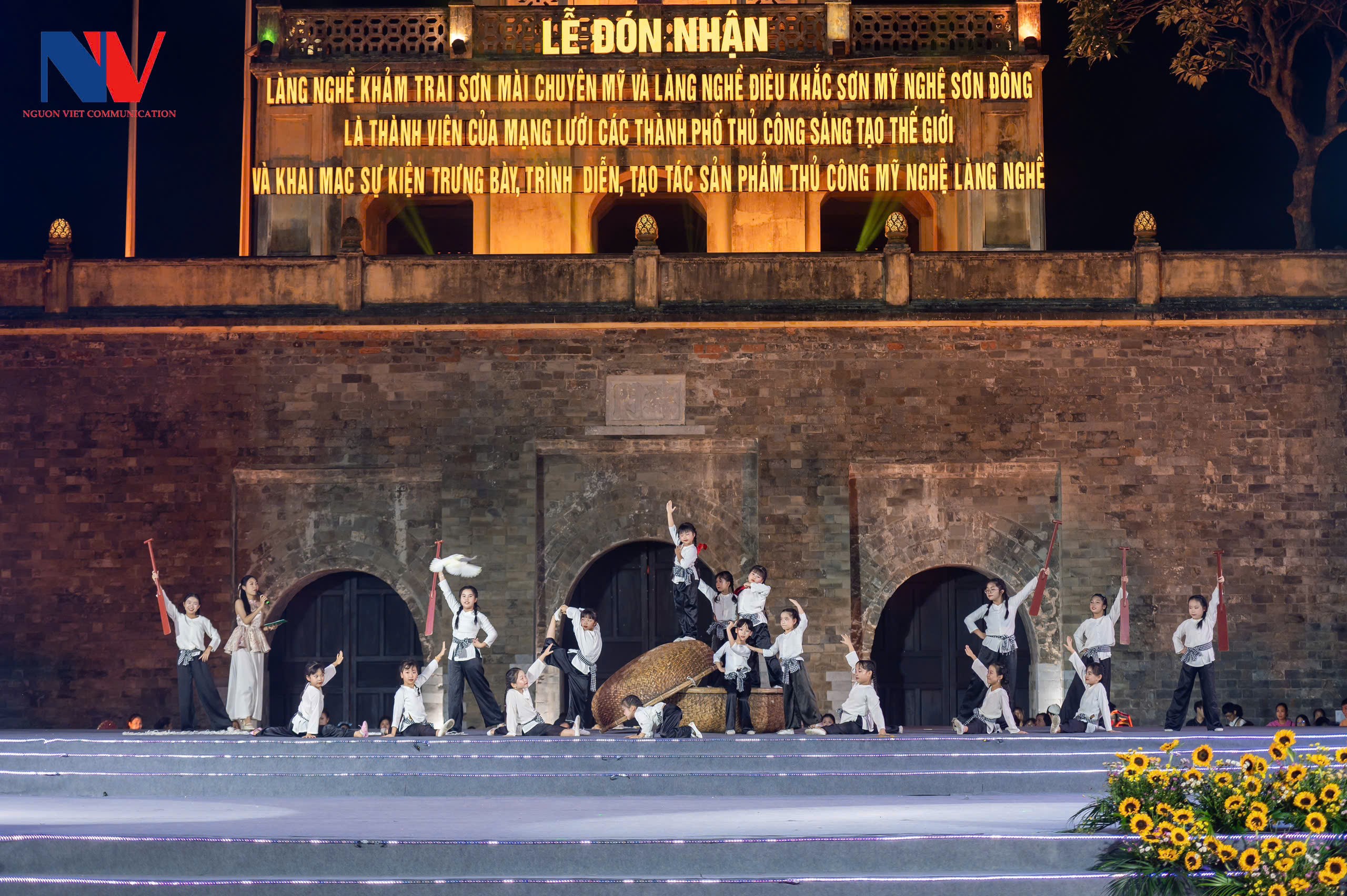 lien-hoan-nghe-thuat-sac-mau-tuoi-tho-2026-dulichvnnet-2-1778517911.jpg