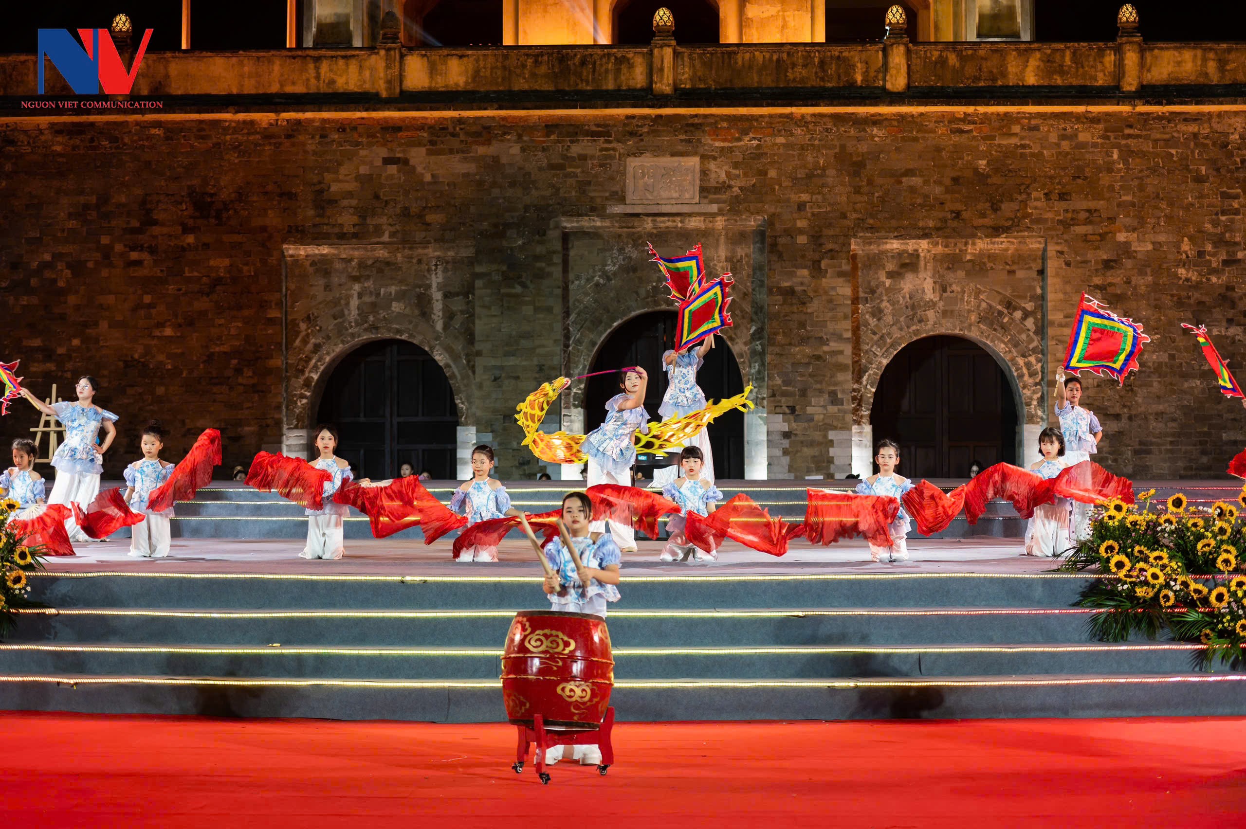 lien-hoan-nghe-thuat-sac-mau-tuoi-tho-2026-dulichvnnet-4-1778517912.jpg