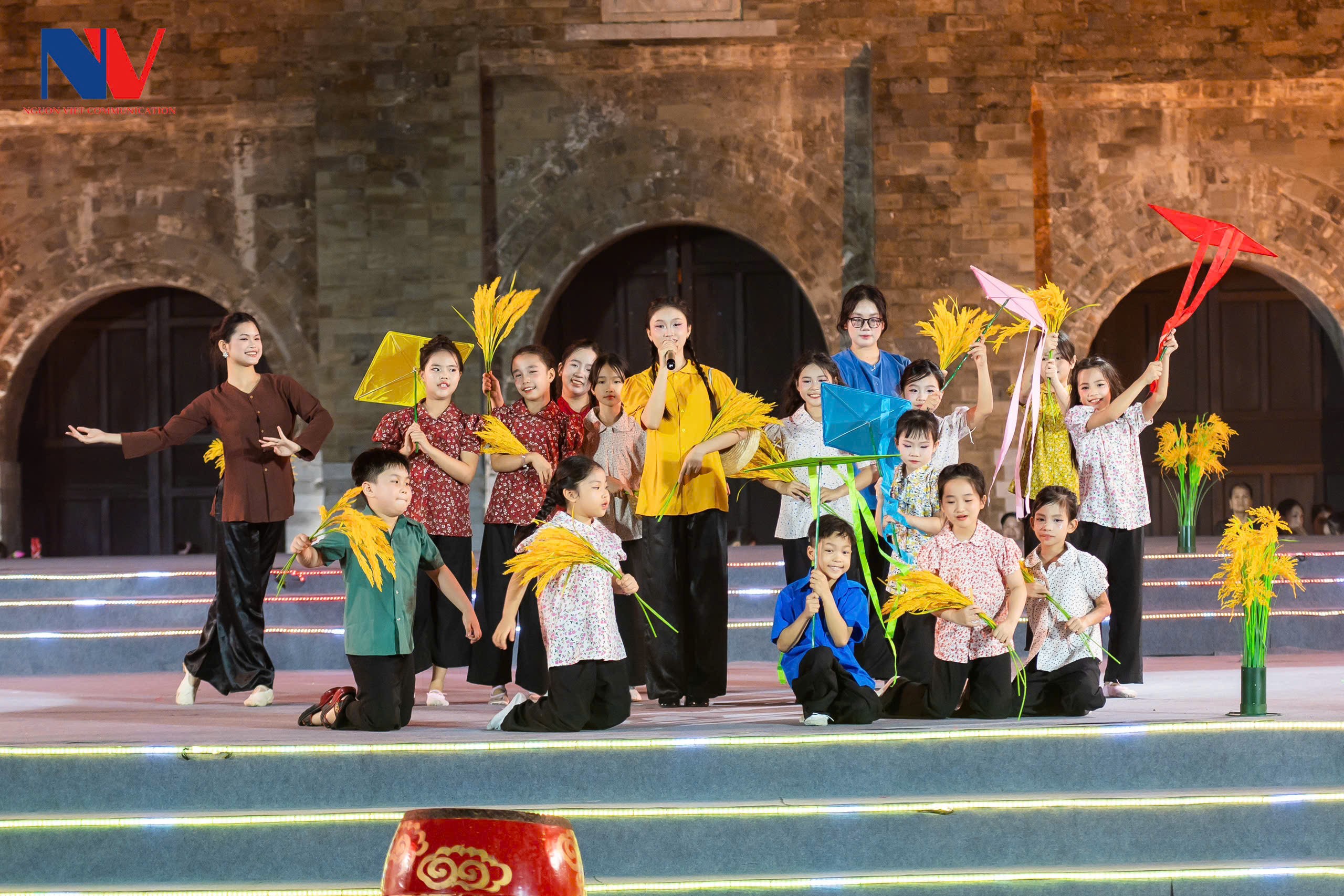lien-hoan-nghe-thuat-sac-mau-tuoi-tho-2026-dulichvnnet-7-1778517917.jpg