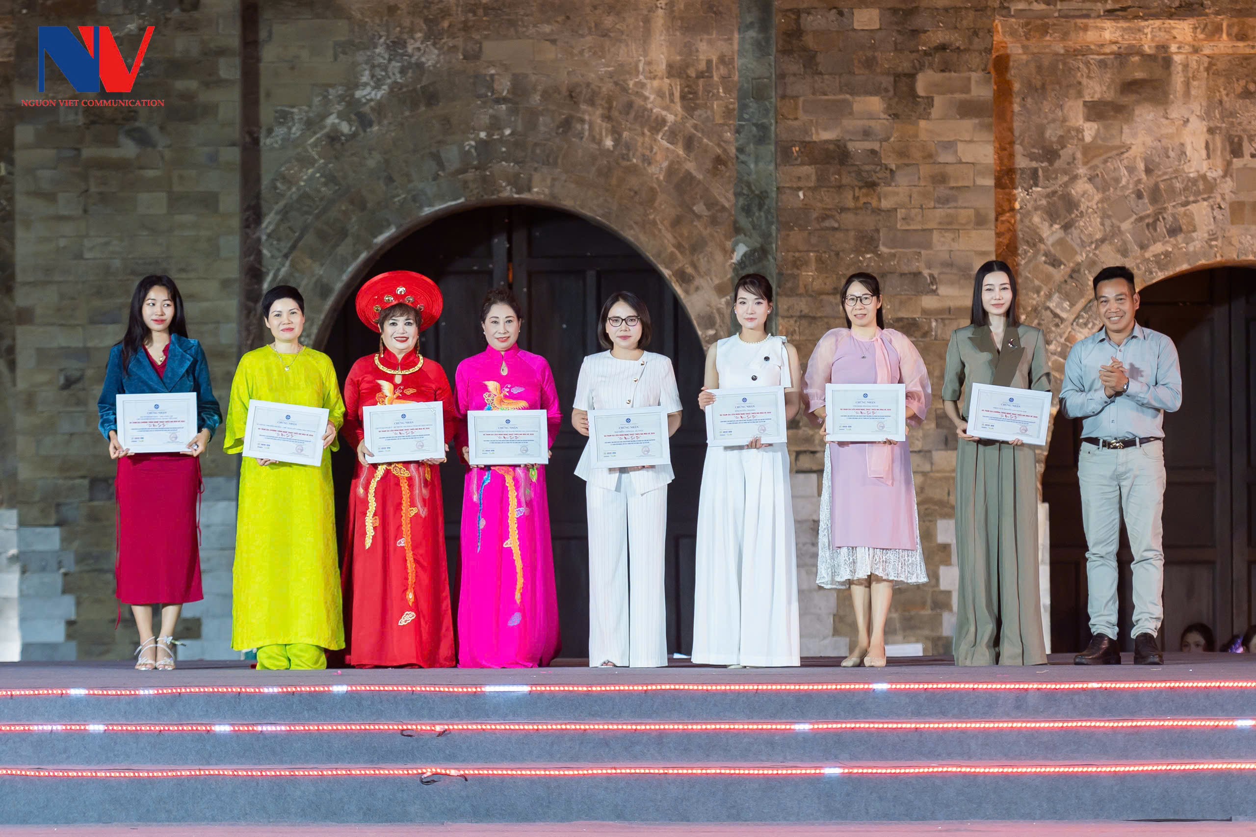 lien-hoan-nghe-thuat-sac-mau-tuoi-tho-2026-dulichvnnet-8-1778517917.jpg