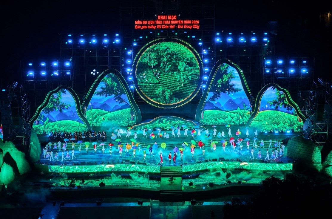 ban-giao-huong-ho-tren-nui-tra-trong-may-dai-tiec-nghe-thuat-mo-man-mua-du-lich-thai-nguyen-2026-1dulichgiaitri-3-1778901526.jpg