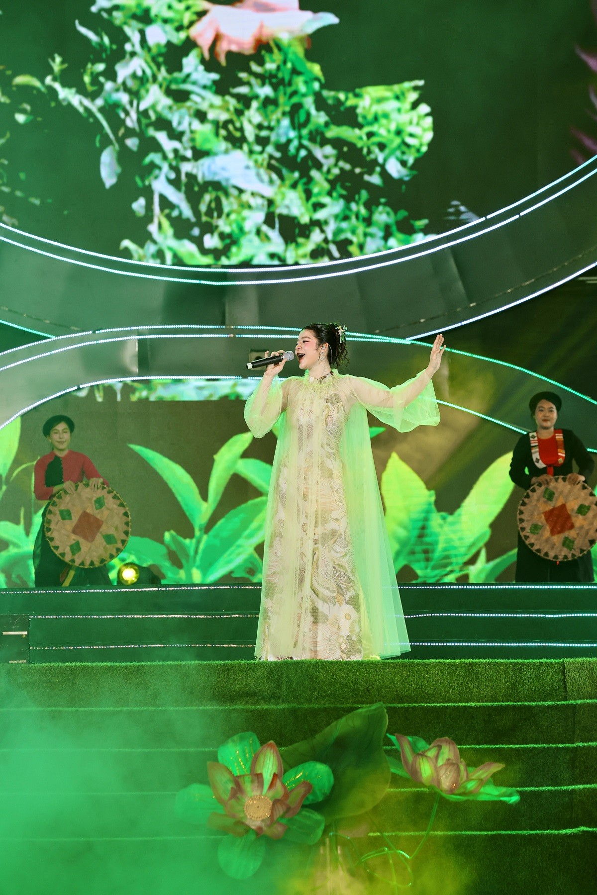 ban-giao-huong-ho-tren-nui-tra-trong-may-dai-tiec-nghe-thuat-mo-man-mua-du-lich-thai-nguyen-2026-dulichgiaitri-1-1778901602.jpg