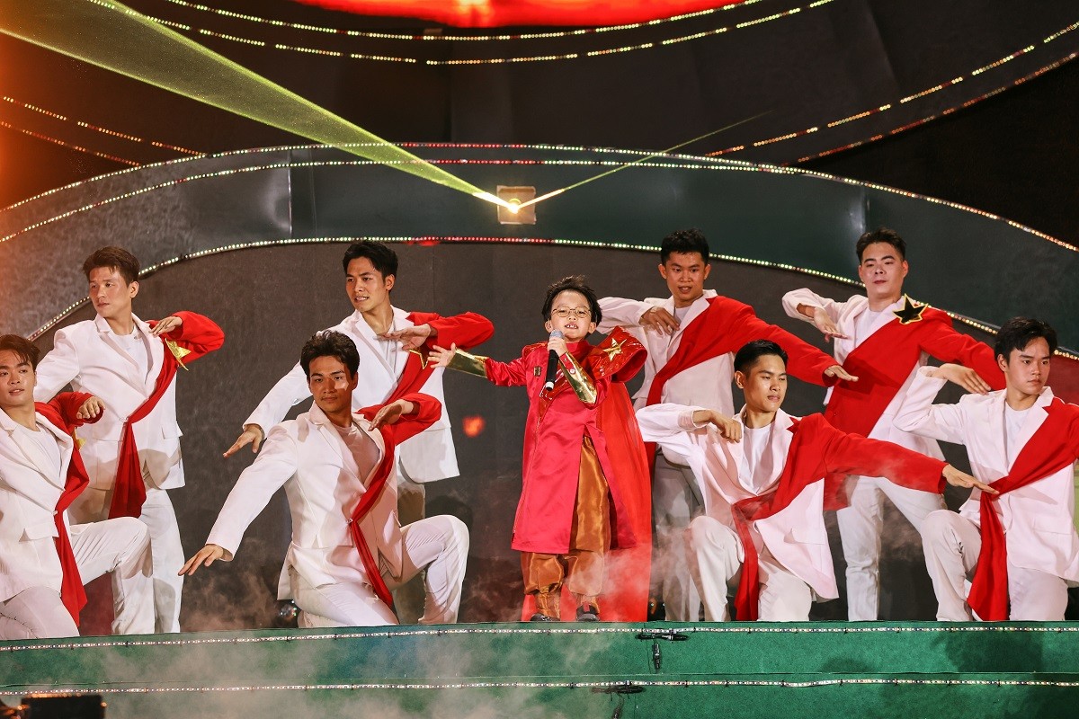 ban-giao-huong-ho-tren-nui-tra-trong-may-dai-tiec-nghe-thuat-mo-man-mua-du-lich-thai-nguyen-2026-dulichgiaitri-11-1778901617.jpg