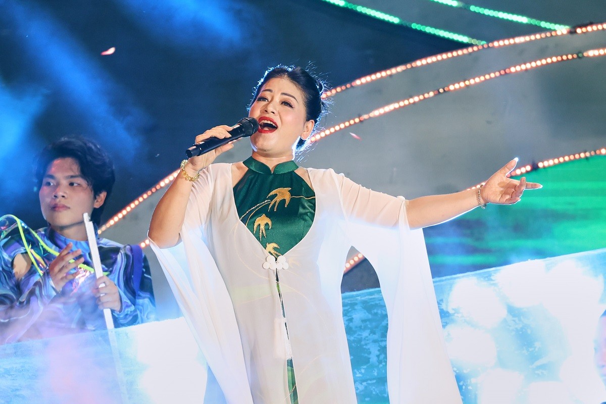 ban-giao-huong-ho-tren-nui-tra-trong-may-dai-tiec-nghe-thuat-mo-man-mua-du-lich-thai-nguyen-2026-dulichgiaitri-4-1778901582.jpg