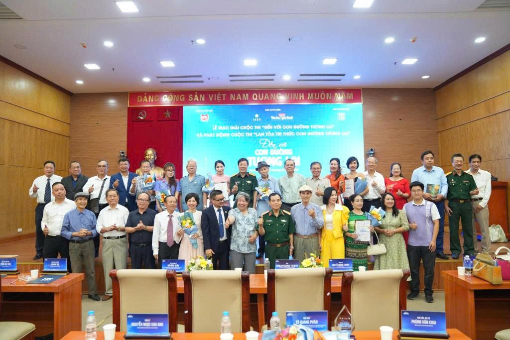 trao-giai-cuoc-thi-den-voi-con-duong-tuong-lai-tiep-tuc-lan-toa-van-hoa-doc-dulichvnnet-2-1788580385.jpg
