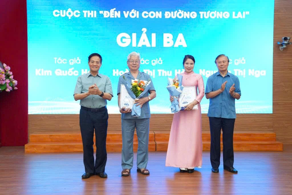 trao-giai-cuoc-thi-den-voi-con-duong-tuong-lai-tiep-tuc-lan-toa-van-hoa-doc-dulichvnnet-3-1788580385.jpg