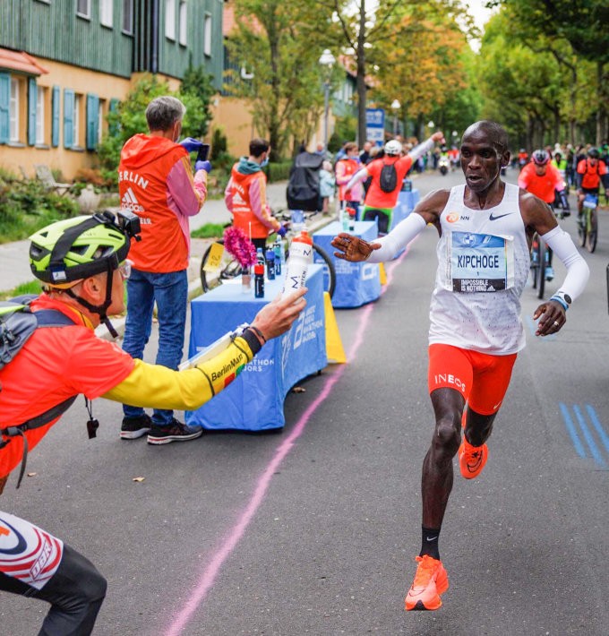 Kipchoge được tiếp nước thế nào tại Berlin Marathon