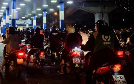 "Nửa đêm, người dân ở Hà Nội vẫn xếp hàng dài chờ đổ xăng"