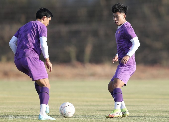 Văn Thanh 'Không có áp lực phải đoạt Cup để chia tay HLV Park' - Trận đấu giữa Lào và Việt Nam diễn ra vào lúc 19h30 ngày 21/12