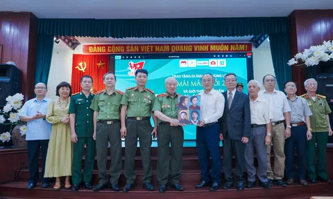 Trao tặng di ảnh chân dung anh hùng, liệt sĩ chị Võ Thị Sáu và các nữ Anh hùng Liệt sĩ đầu tiên của lực lượng Công an Nhân dân 