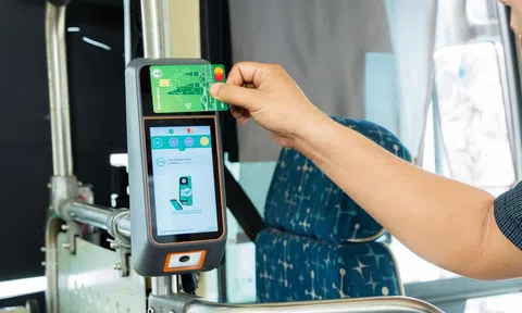 “Chạm đều tay – Rinh ngay giải về”: Khi người Sài Gòn quen với việc “lên xe không cần tiền mặt”