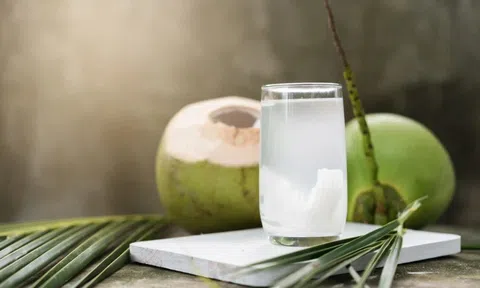 Uống nước dừa đúng cách để tốt cho sức khỏe mùa du lịch hè