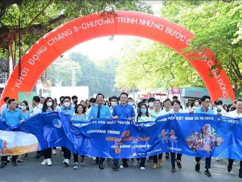 Đông đảo người dân và du khách tham gia hưởng ứng “Những bước chân vì cộng đồng” chặng 8