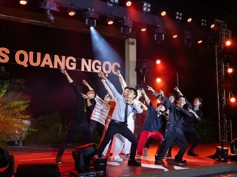 "S Quang Ngọc ngỡ ngàng với món quà siêu đặc biệt của cha nuôi Ngọc Sơn"