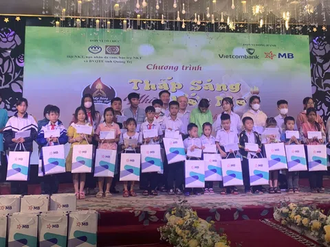 100 trẻ em nghèo tại Quảng Trị được nhận quà từ chương trình “Thắp sáng những ước mơ” lần thứ 8