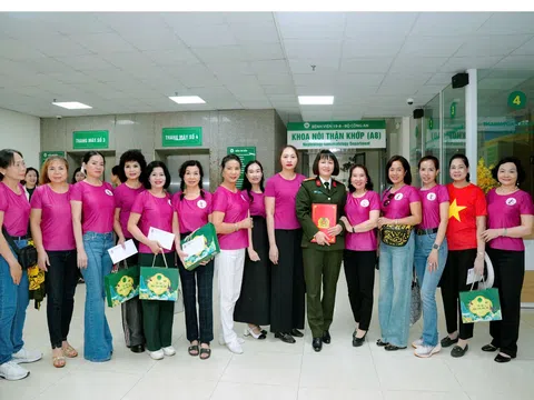 Hội phụ nữ Việt toàn cầu cùng các người đẹp 'Hoa hậu quý bà đất Việt' trao quà hỗ trợ cho các bệnh nhân ở bệnh viện 19-8