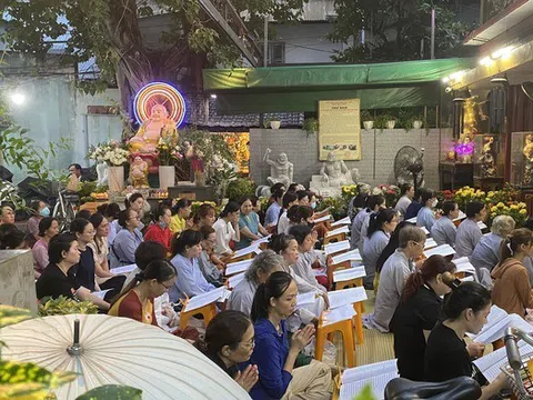 Tp.HCM: Người dân tất bật đi chùa trước thềm Đại lễ Vu Lan