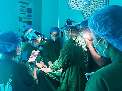 Mất điện, hàng chục bác sĩ đứng soi đèn cho ca mổ đẻ trong mưa lũ