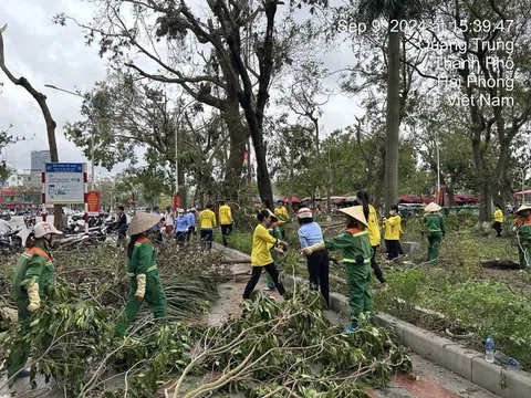 Tài xế và nhân viên dịch vụ Maxim giúp thu dọn trung tâm TP.Hải Phòng