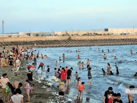 Độc lạ bãi tắm tự phát trên đảo Cát Hải: Du khách tắm biển kết hợp bắt ngao
