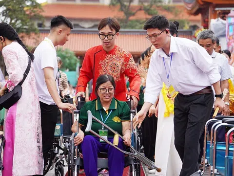 Trao 61 chiếc xe lăn cho các hoàn cảnh đặc biệt tại TP. Uông Bí nhân dịp Đại lễ Phật đản