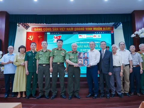 Trao tặng di ảnh chân dung anh hùng, liệt sĩ chị Võ Thị Sáu và các nữ Anh hùng Liệt sĩ đầu tiên của lực lượng Công an Nhân dân 