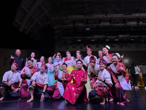 Ca sĩ Lưu Quốc Vượng hát 3 thứ tiếng, tranh tài cùng các nghệ sĩ quốc tế tại “Asan World Ethnic Dance festival 2025”