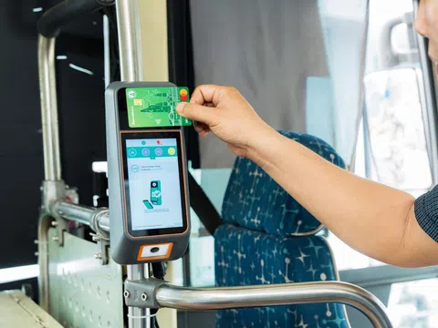 “Chạm đều tay – Rinh ngay giải về”: Khi người Sài Gòn quen với việc “lên xe không cần tiền mặt”