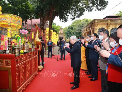 Tổng Bí thư, Chủ tịch nước Nguyễn Phú Trọng trồng cây tại Hoàng thành Thăng Long