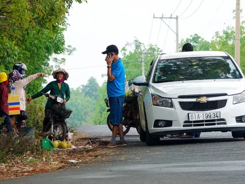 'Cò đến từng nhà hỏi mua đất quanh sân bay Téc Ních'