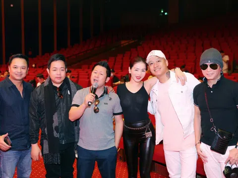 'Bỏ rơi' tình trẻ Lệ Quyên cháy hết mình với 5 'người tình cũ' trên sân khấu