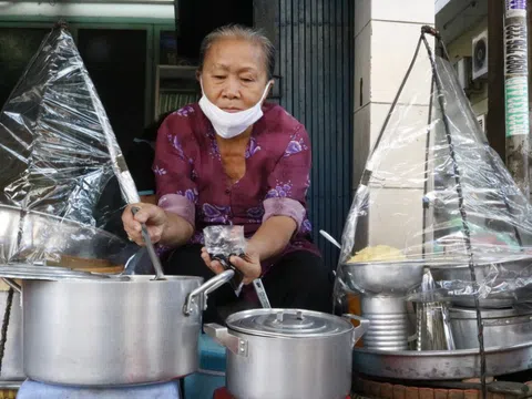 Gánh chè Sài Gòn 45 năm 'gây nghiện', buổi trưa trời nắng mà rất đông khách