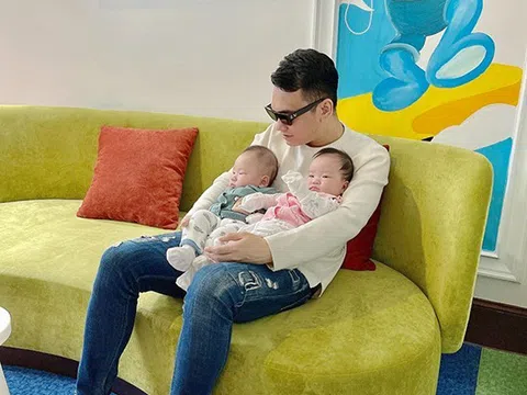 Diện mạo 'giống bố như đúc' của cặp song kháu khỉnh nhà Khắc Việt và vợ DJ nóng bỏng