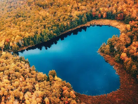 Đảo và hồ nước tự nhiên có hình trái tim trên thế giới